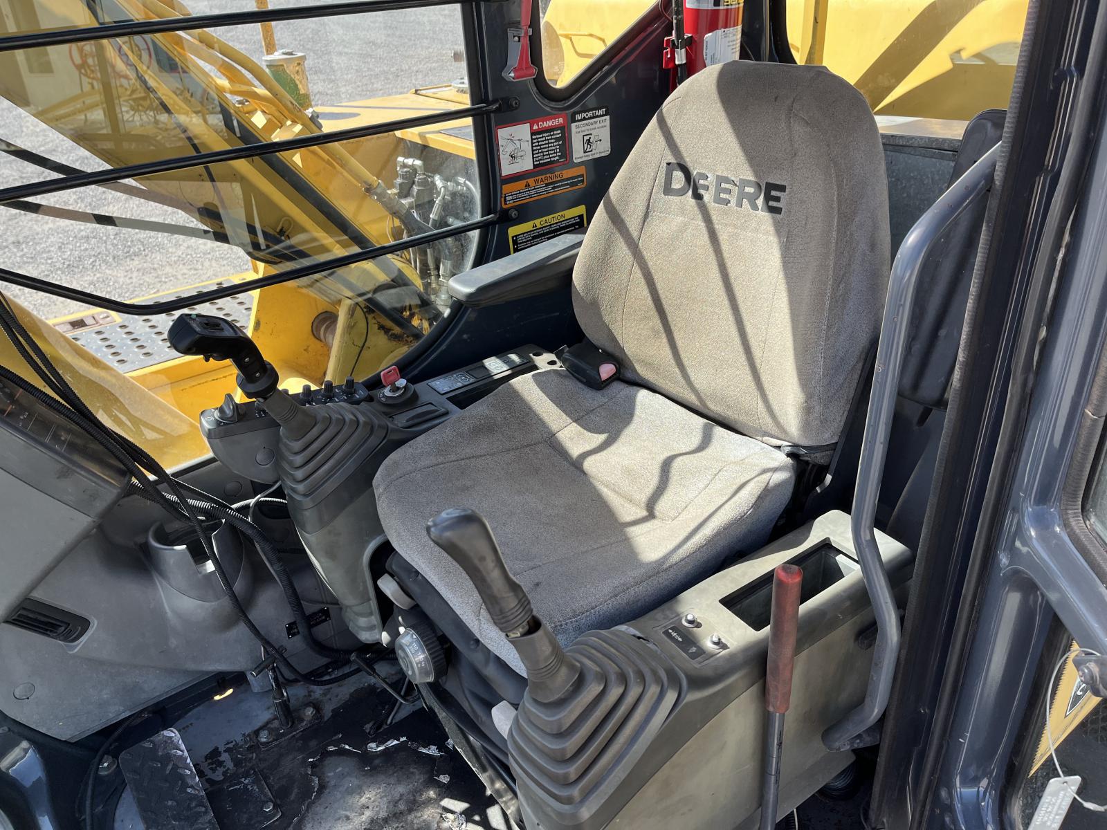 ./imagenes/INVOICE/2019/15909/JOHN-DEERE-TCM120C (3).JPG